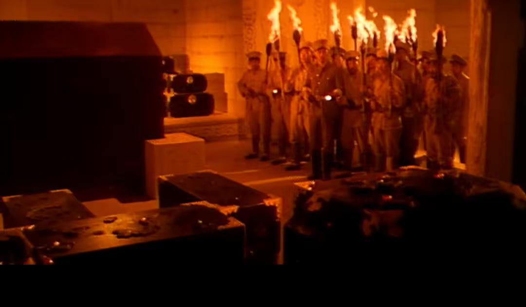 同治皇帝的后宫最不安宁，因为她们面临的是霸道的慈禧太后。
     慈禧属意凤秀