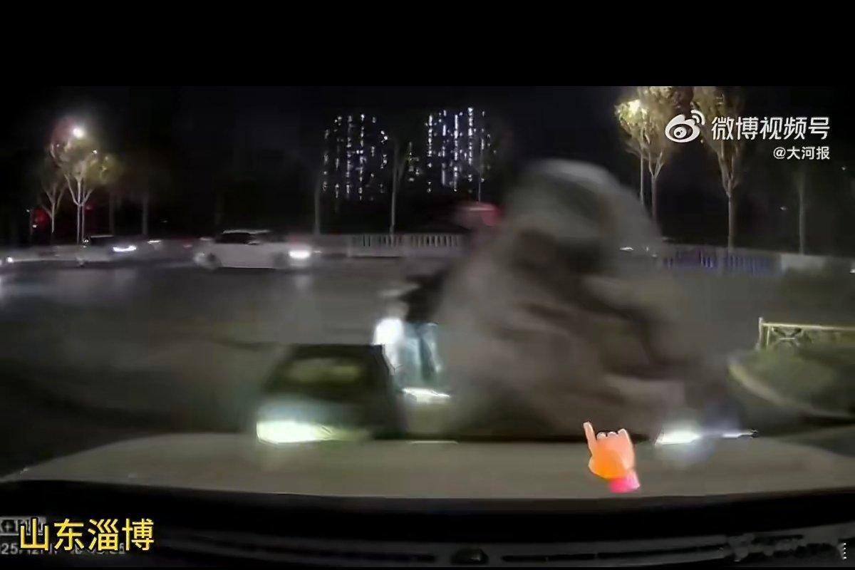女子靠转弯让直行碰瓷30余起被刑拘常在河边走哪有不湿鞋？该女子碰瓷碰惯了，只要遇