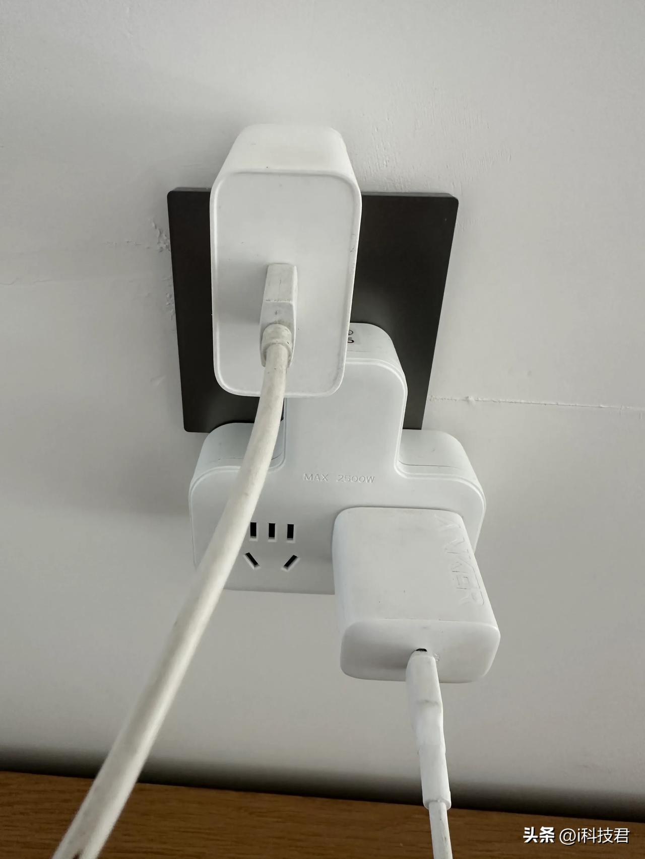 我充电器经常在插座上插着，只要没给手机充电，我妈看到总是给我把充电器拔了，说长时