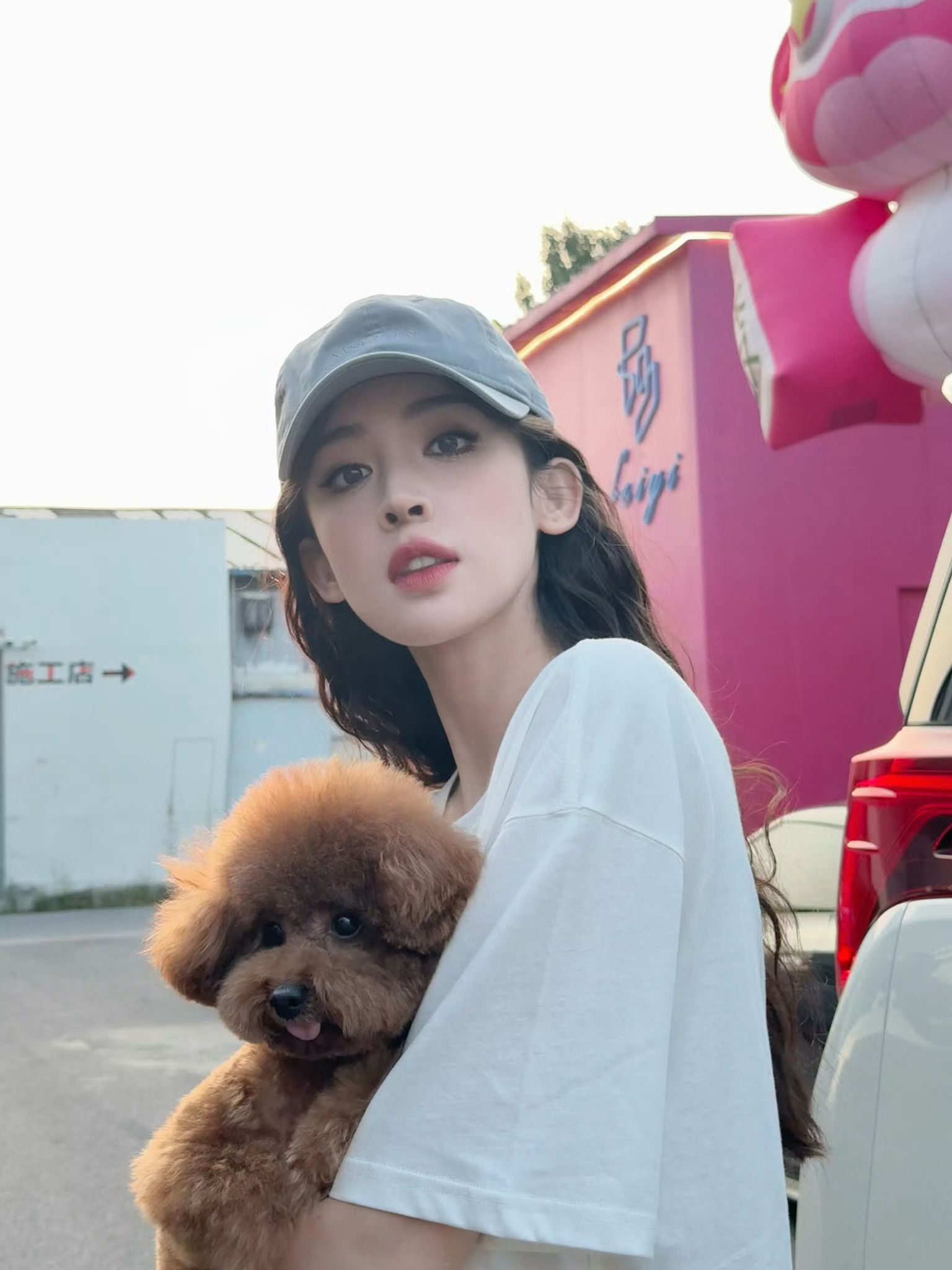 娜扎戴棒球帽怎么也能美成这样 美的我无语…..（（她是范冰冰之后可以直击我内心浓