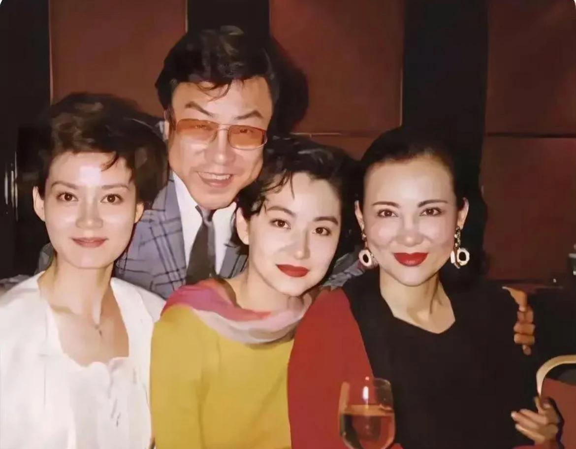 潘虹年轻时的颜值真高，和林青霞合照也完全不输，五官明艳大气，精致立体，气质高贵典