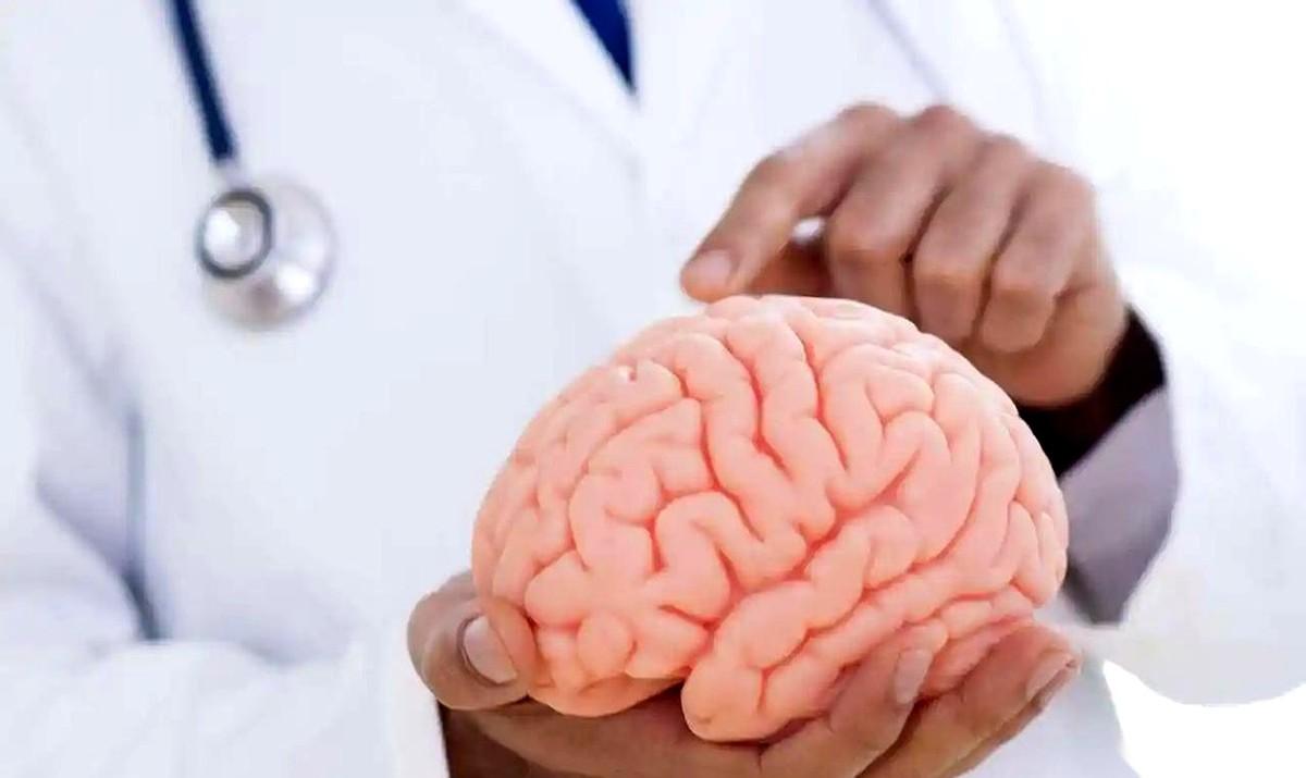 刚从医院回来，心里堵得慌。
我一朋友，两口子，前后脚，双双脑梗。
躺在病床上，话