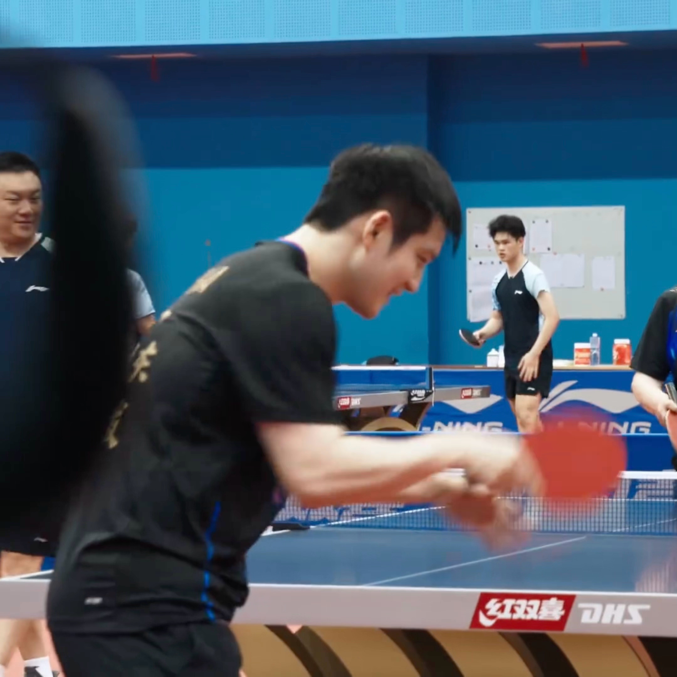 每天就这样背着双肩包去训练太乖了🥹 樊振东