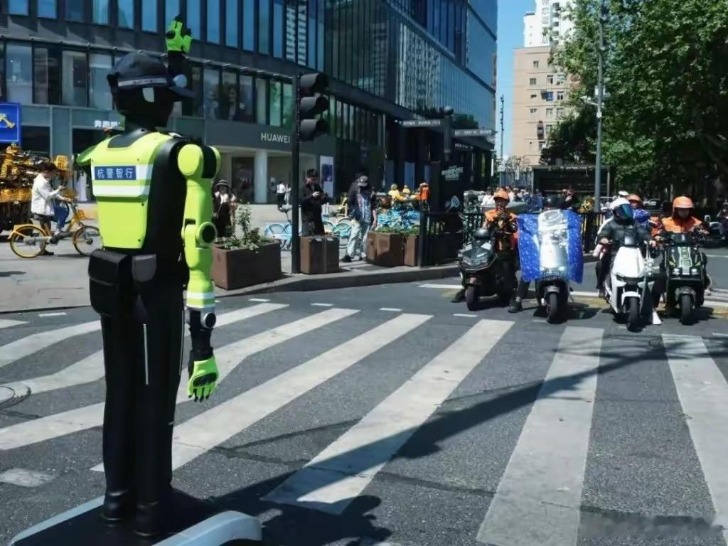 这个五一，机器人交警出圈啦！根据人民日报报道，这个五一，全国首支机器人交警中队“