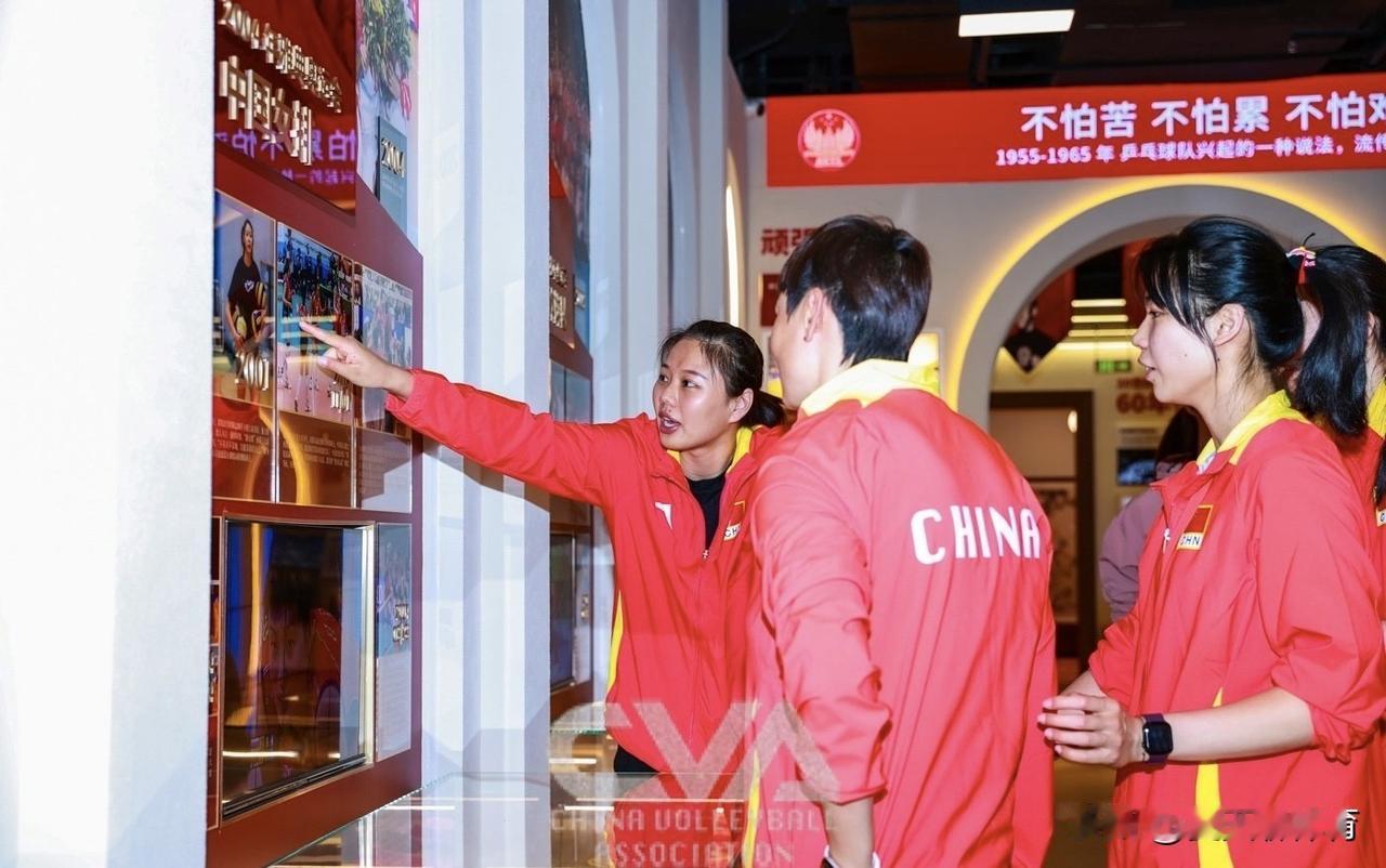 中国女排五一不放假，今天跟U16女排队员一块参观国家体育总局训练馆，队长龚翔宇当