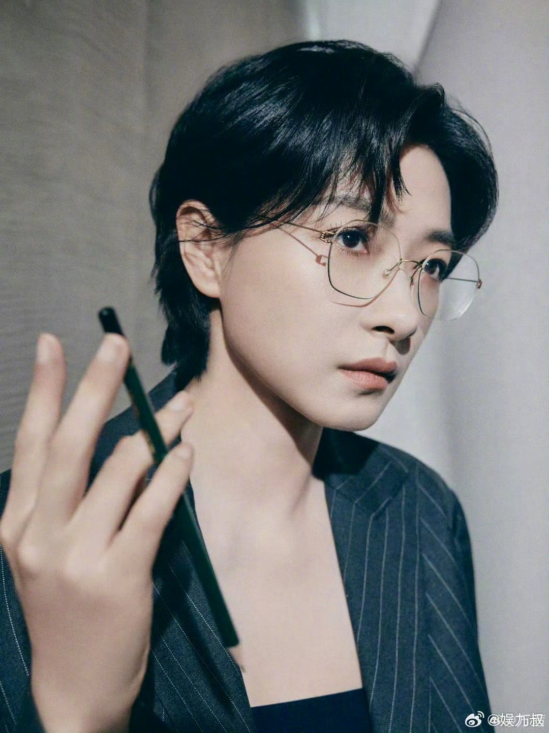 万茜一款高智感姐姐 救命！万茜的高智感造型好干练[打call][打call][打