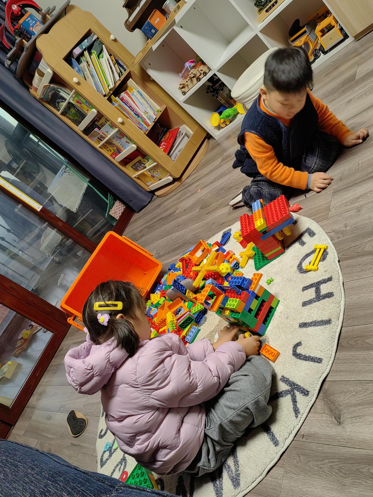 晒图笔记大赛小朋友在一起玩，搭乐高各有各的思维方式，现在小朋友都聪明，爸爸妈妈为