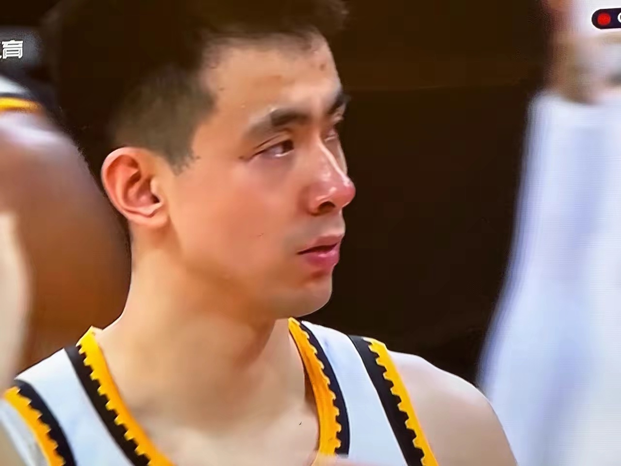 广东大胜之夜，致敬辽宁三杆老枪！韩德君37岁的高龄跟一班毛头小伙比速度比力量，场