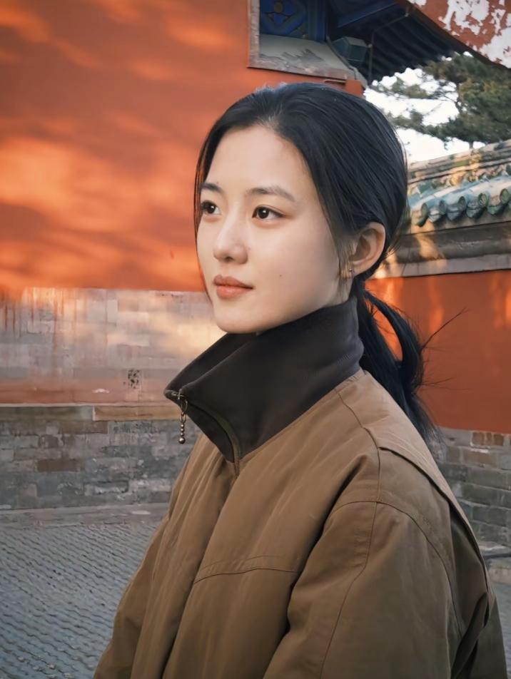 影视小花都兰，19岁，浙江姑娘，靠多部短剧出道，已出演多部影视剧，代表作品有电影