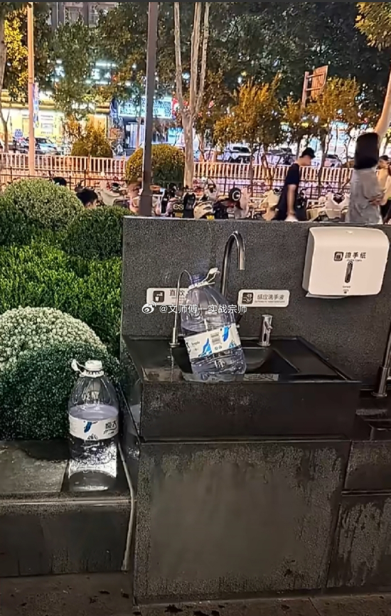 网友曝胖东来直饮水成免费取水点 7月27日晚，有网友在河南新乡胖东来（大胖）店外