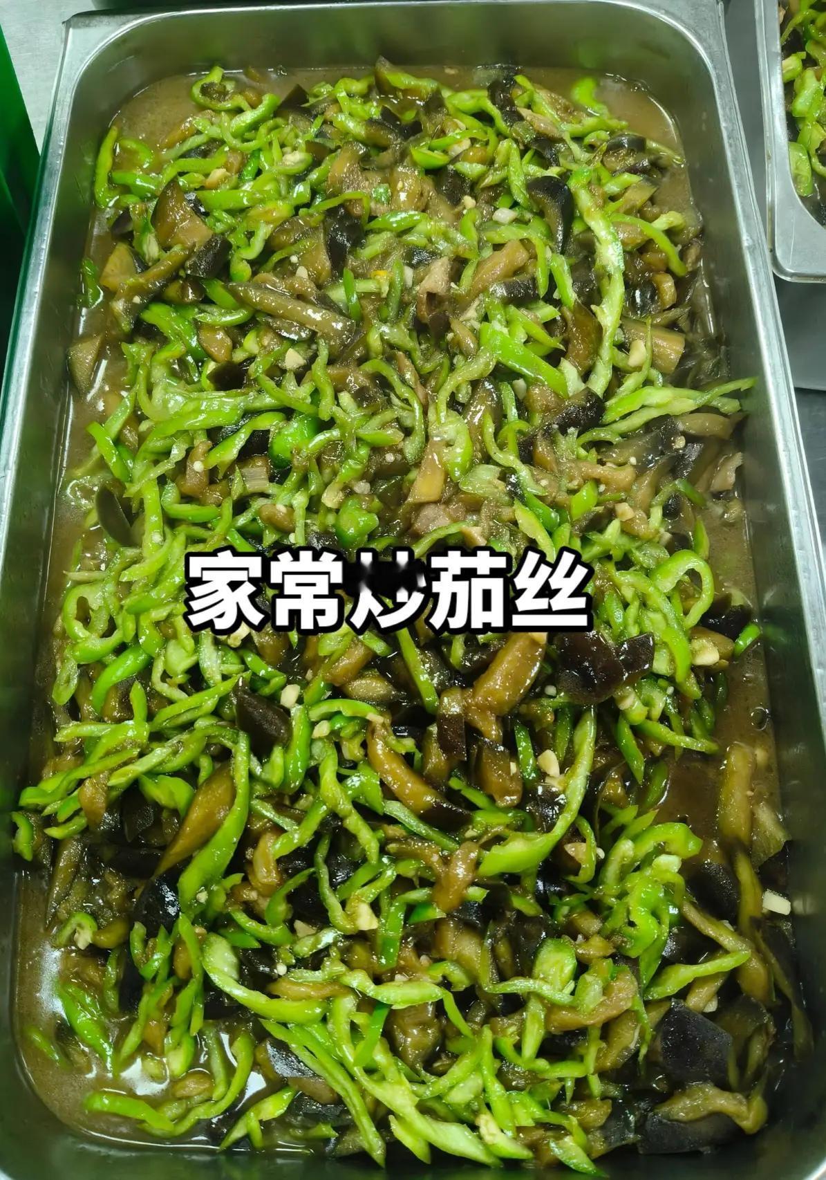 公司午餐是由一对夫妻精心烹制，菜品很是丰盛。
        既有红烧肉、红烧鸡