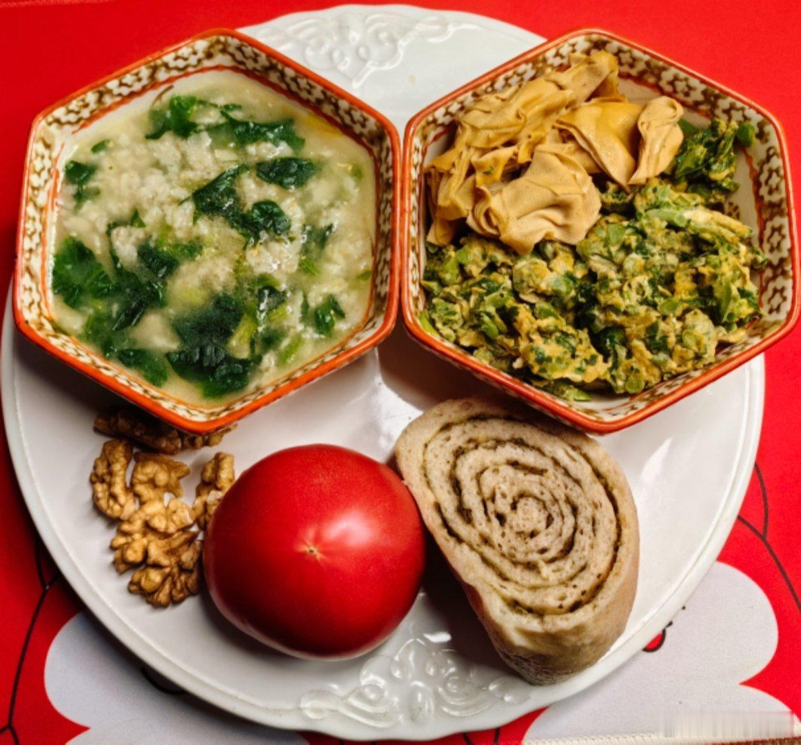 早餐准备了这么多，吃吃看，能吃多少是多少吧：菠菜燕麦粥，香椿芽炒鸡蛋（一个半鸡蛋
