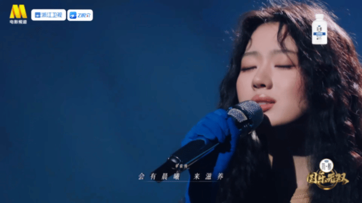 单依纯向日葵舞台打光神了国乐无双一束追光，单依纯站进去，声音就飘出来了，清透得很