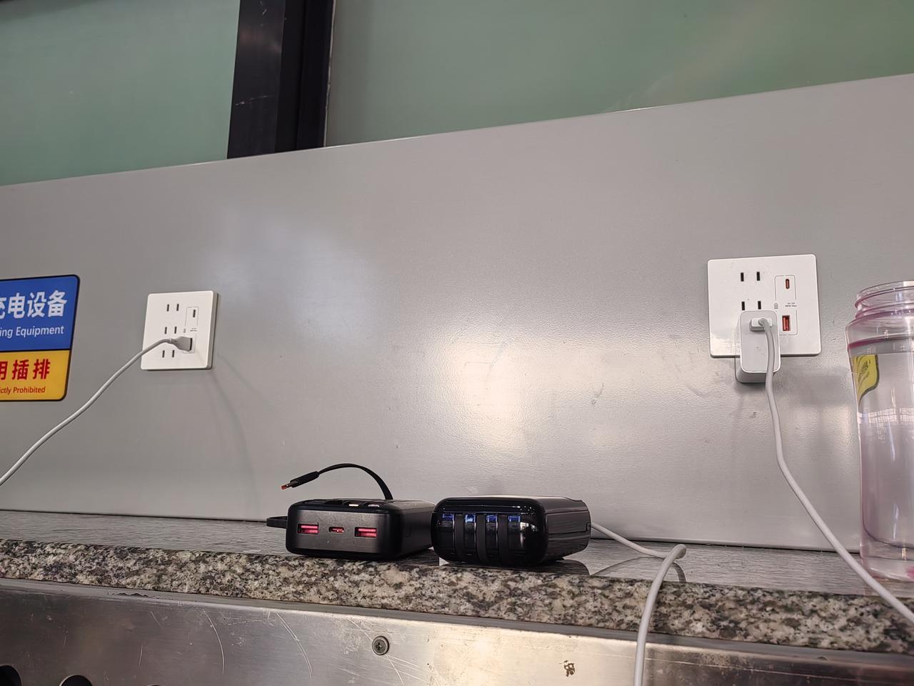 好嘛，上午九点半就到北京西站了。但是人家不让进候车室候车，开车前六个小时才可以进