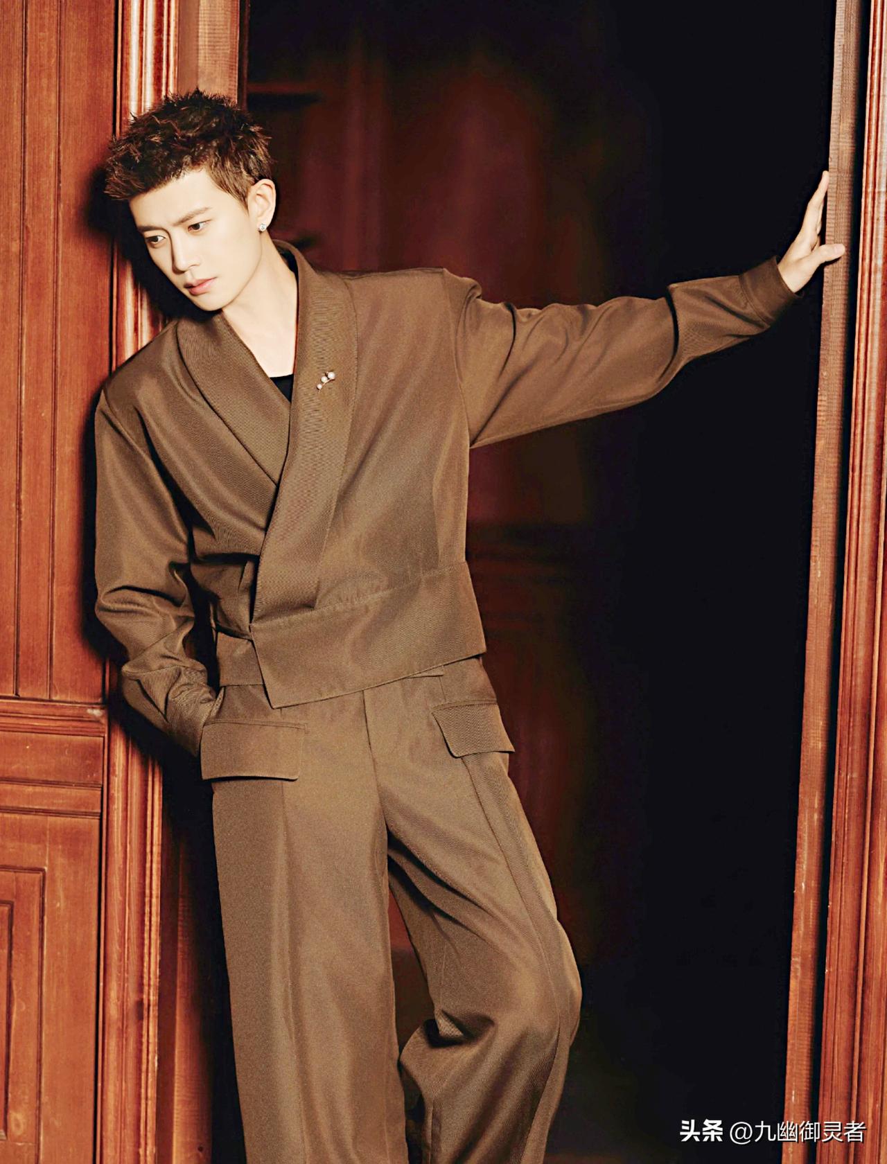 我越来越搞不清楚了[what][what][what]
明明是同一款衣服
任嘉伦