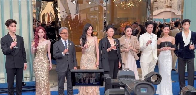 蒂芙尼代言人集体亮相三里屯开幕活动！
蒂芙尼全球品牌代言人章子怡，中国品牌代言人