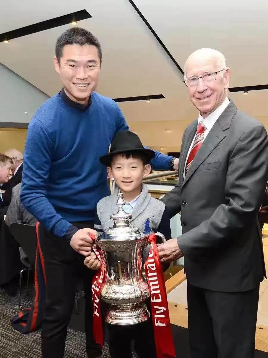 英超曼联俱乐部在社交媒体发布讣告，英国足球名宿、曼联传奇球星博比·查尔顿爵士逝世