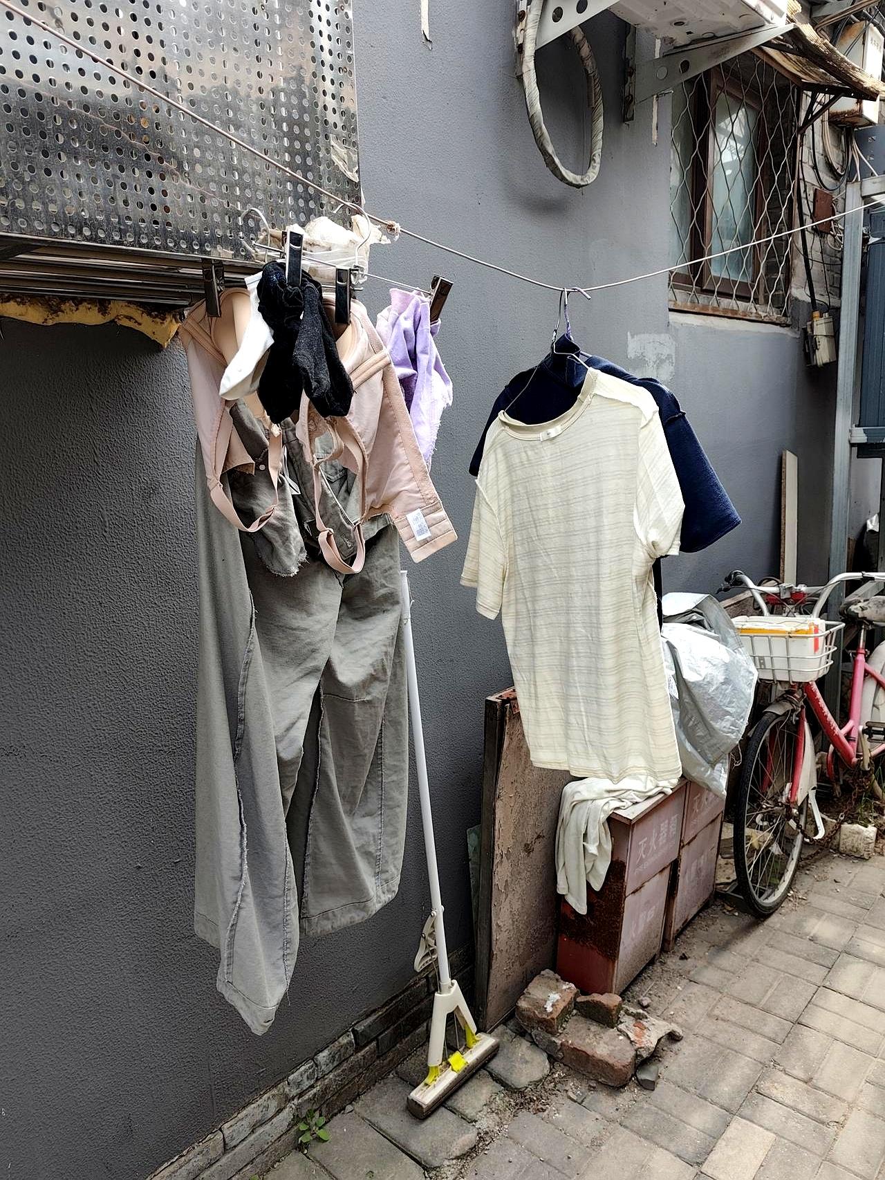 谁家邻居又在窗户上挂内衣裤啊？
这事儿说了不止一回两回了，就是不听！
晾衣服本来