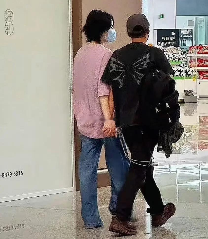 王菲谢霆锋还是这么甜蜜🥺感觉爱情对人的影响真的远超金钱他们复合后两个人都回春了