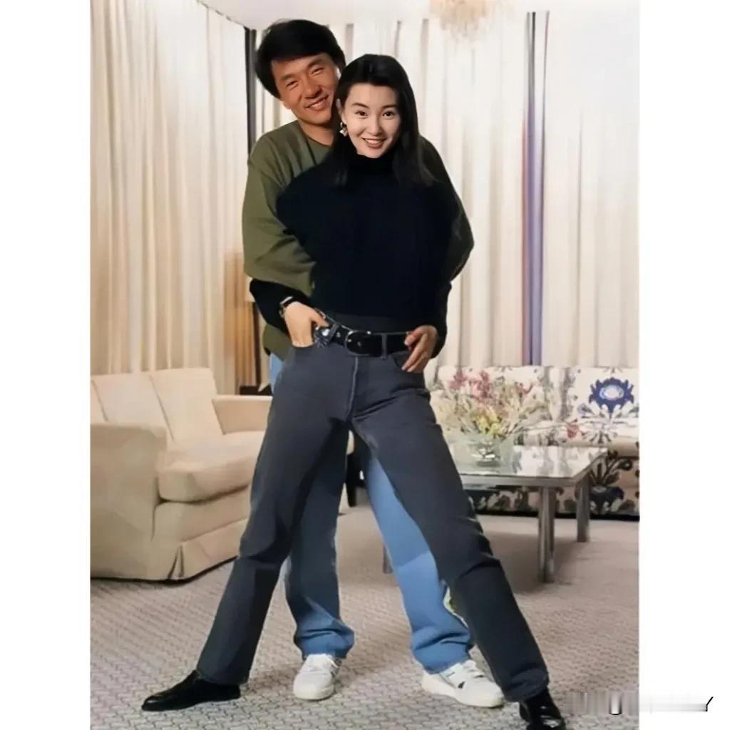 1985年，成龙与张曼玉年轻时留下的美好瞬间。成龙当时31岁，英俊潇洒。张曼玉2