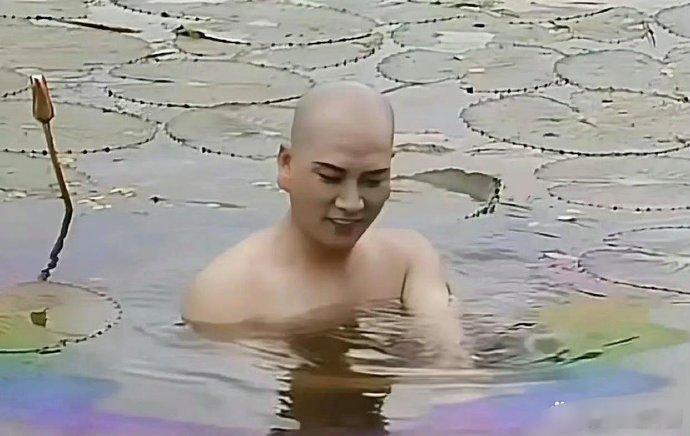 听说唐僧洗澡的时候是为了拍出佛光的感觉，但不好搞，于是加了汽油[思考] ​​​