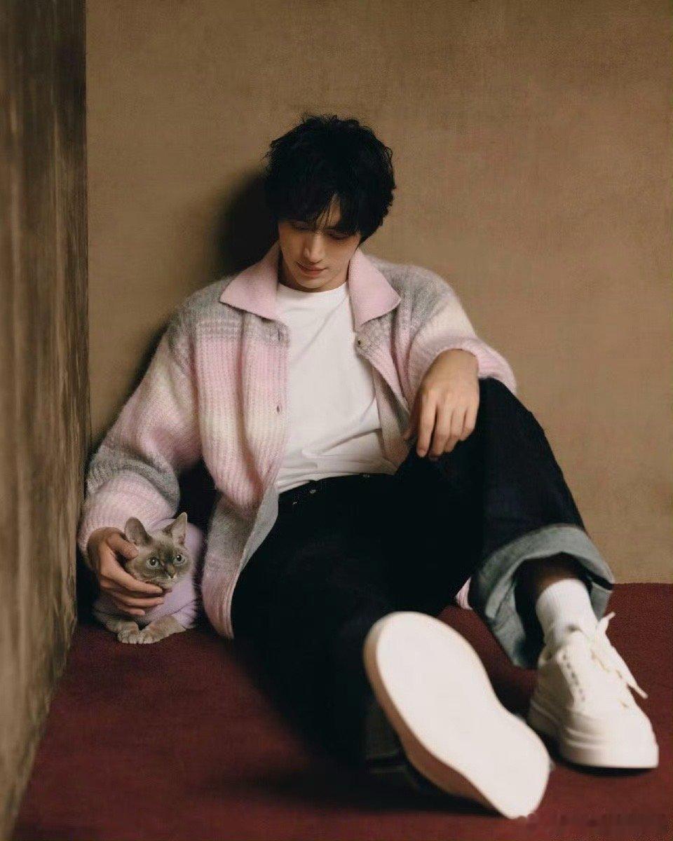 许魏洲完全是猫系啊 同款服装加上默契互动 这组合简直太治愈了 矜贵中带着软萌 这