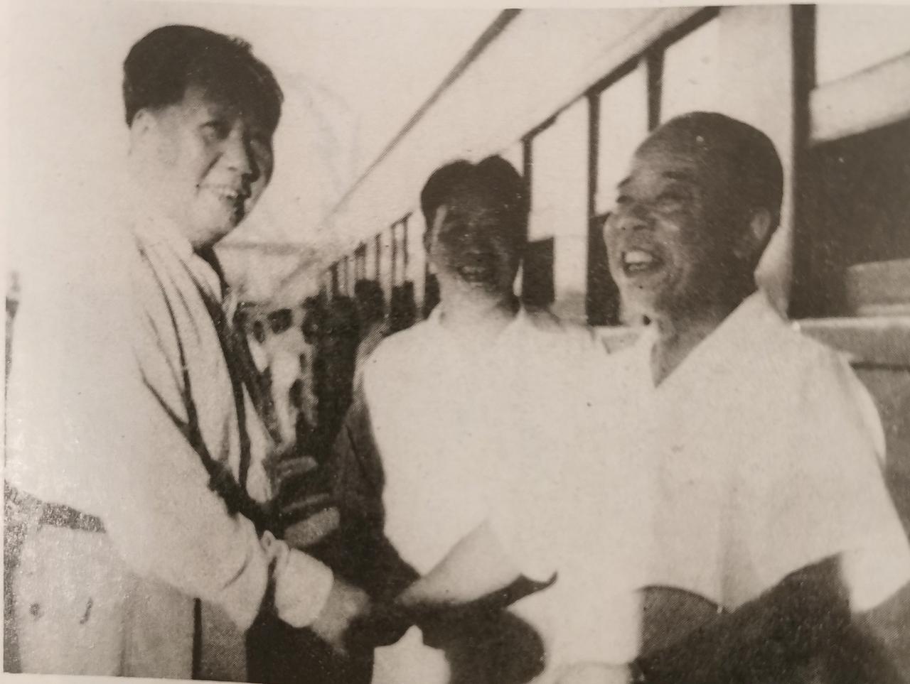 1959年，毛主席到庐山开会，抵达九江车站，时任江西省委书记的杨尚奎到车站迎接毛