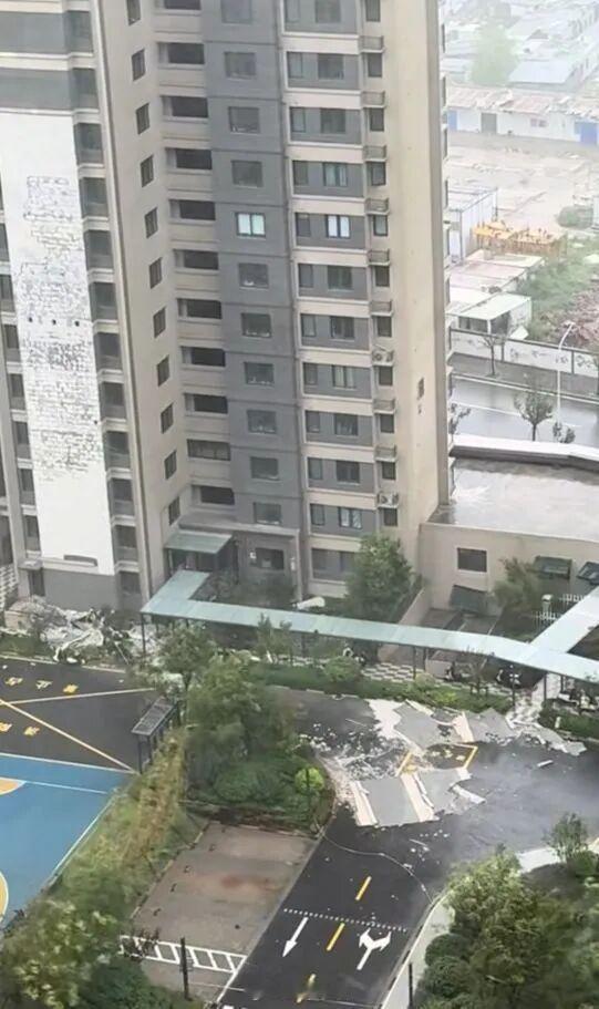 【宁波前湾新区一小区台风天高层外墙大面积脱落 现场无人员受伤】8月9日，受台风影