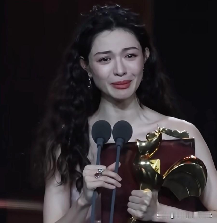 我竟然好喜欢看钟楚曦哭唧唧的样子！每一滴眼泪都像在演戏，
破碎感绝绝子，
这大概