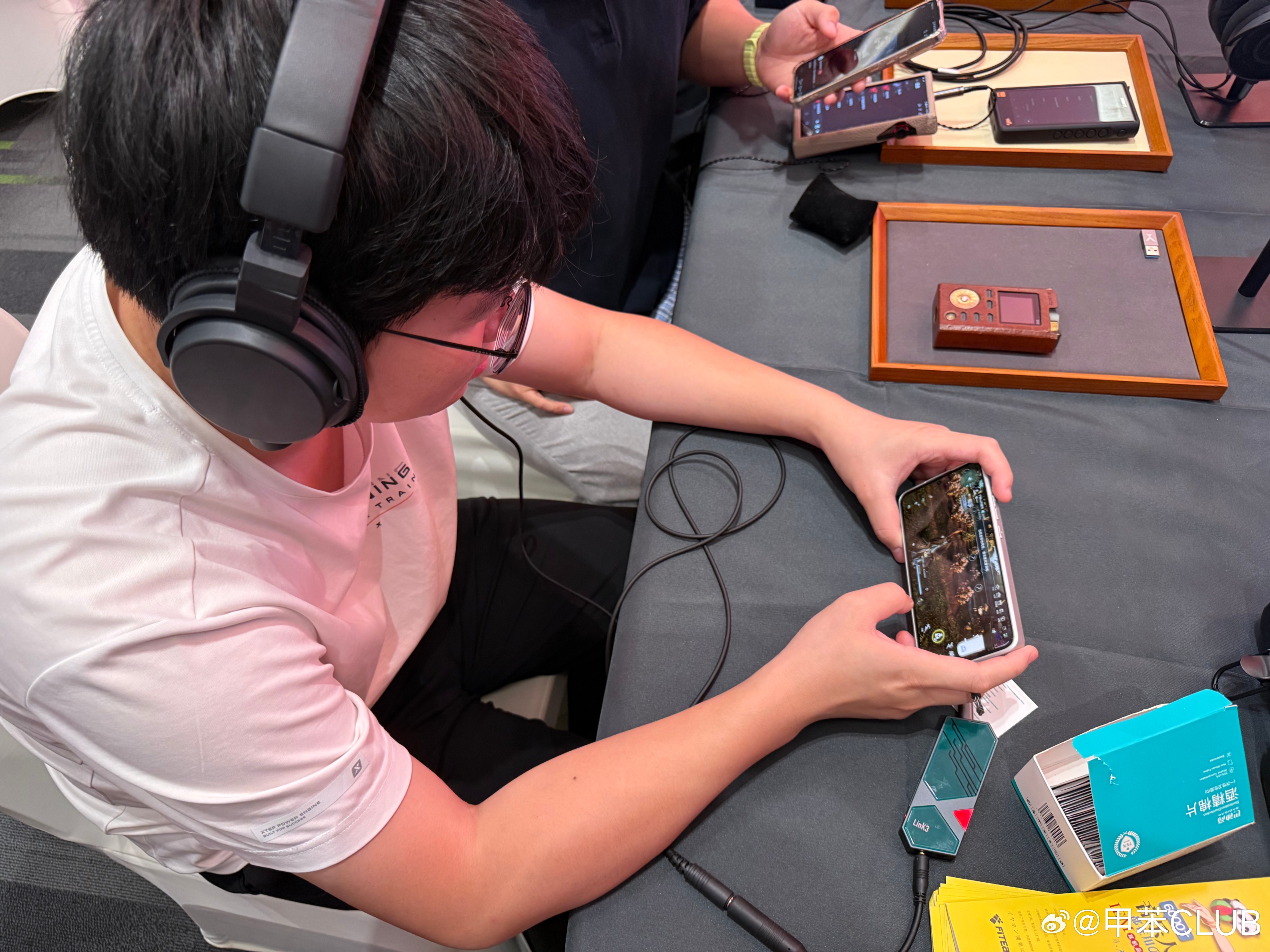 展会现场测耳机，开吧游戏不过分吧HiFi圈耳机发烧友数码科技耳机甲苯试听汇