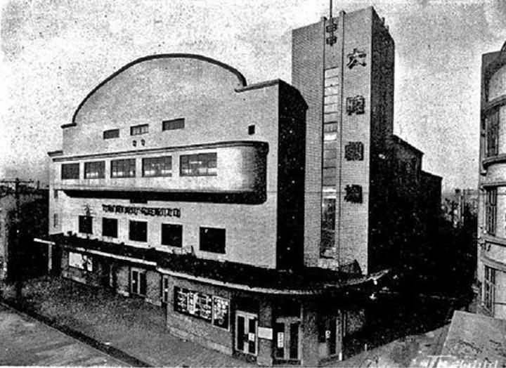 太原街往事29：三声钟响落太原街，绝版地标东北电影院

老沈阳的电影院，要说气派
