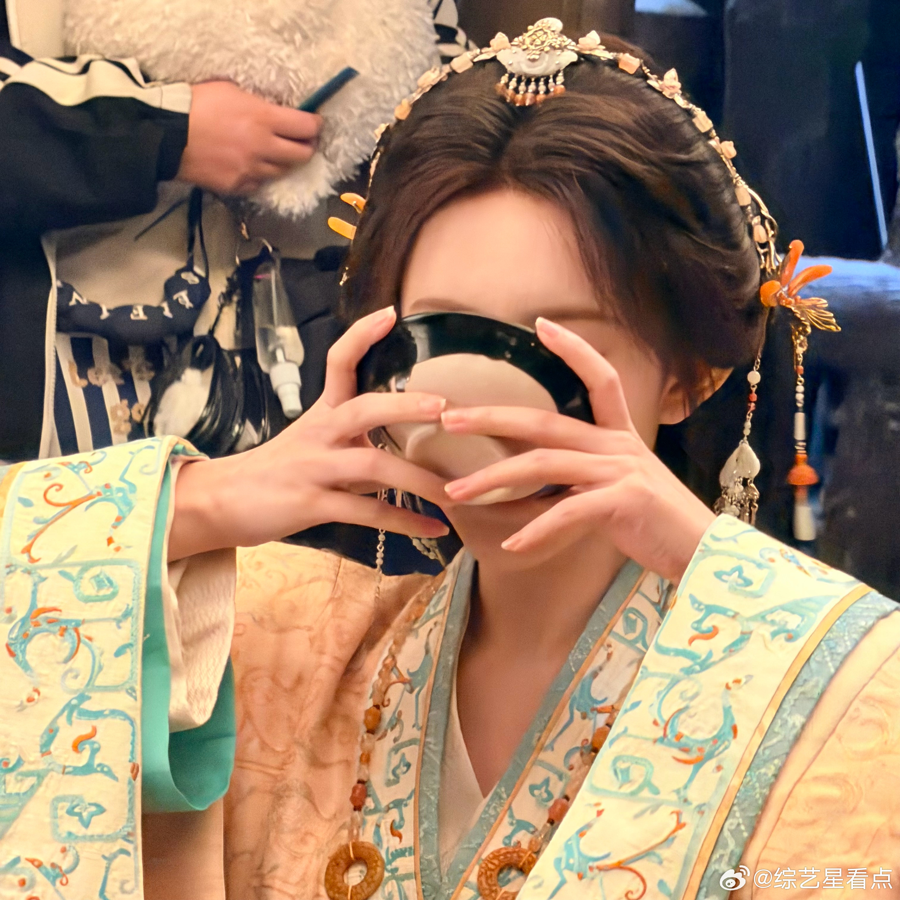 孟子义沈妙萌力出击孟子义沈妙萌力出击，嘟嘴卖萌好可爱啊，完全天选沈娇娇，剧组团宠