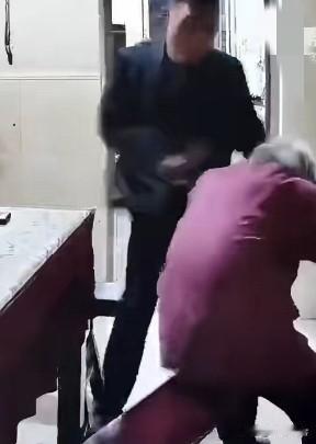 全网怒了！儿子暴打92岁的老母亲，孝道在他眼里一文不值？

视频里的老母亲，看着