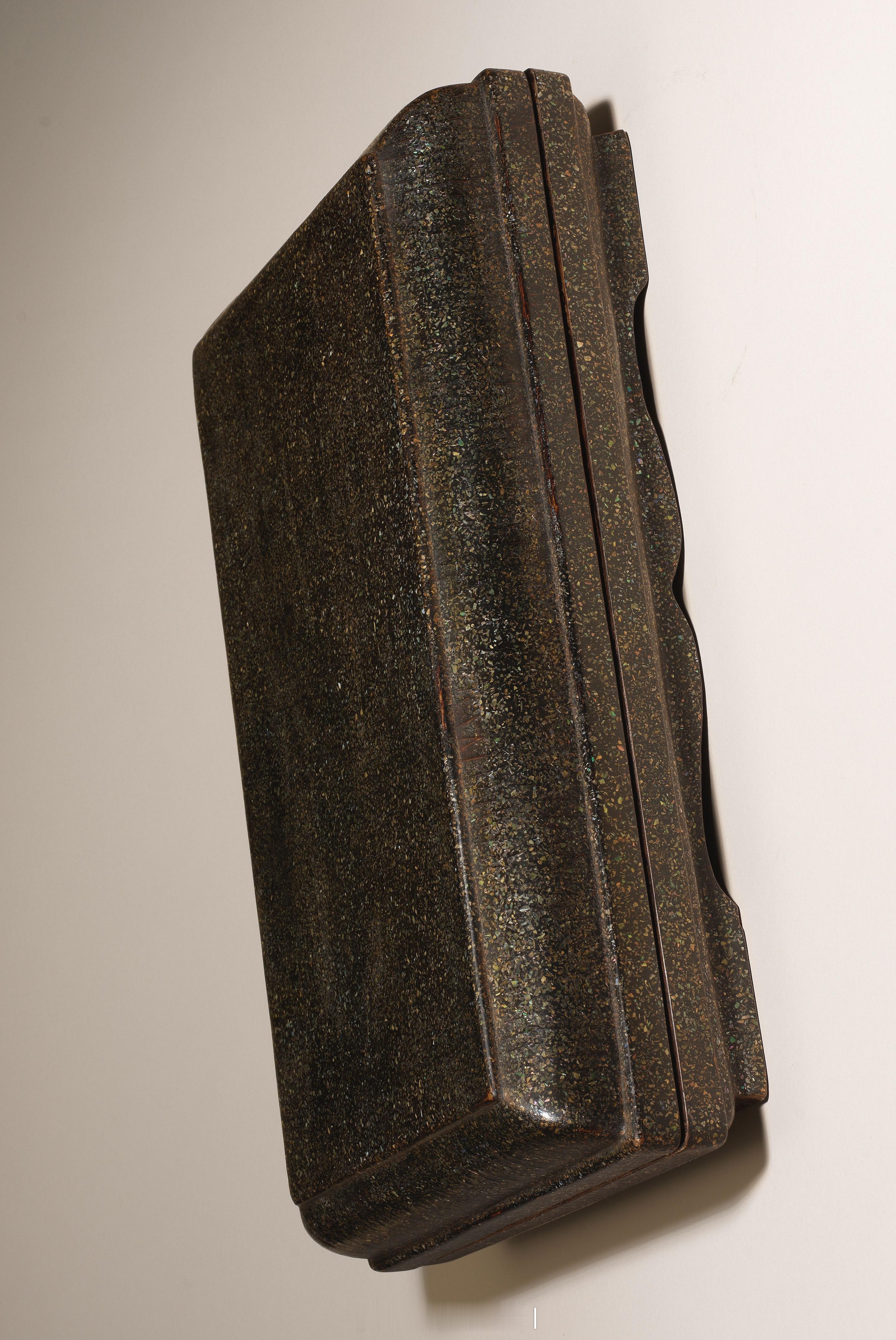 髹饰录 | 十六/十七世纪 黑漆撒螺钿长方盖盒尺寸：直径 21.8cm来源：伦敦