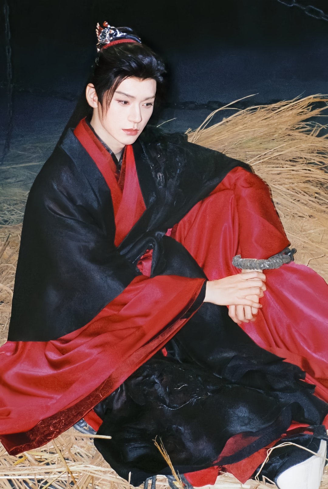 守护龚俊[超话] 从山野入朝堂，皆是群狼环伺、虎视眈眈；自朝堂隐山野，重新长出血