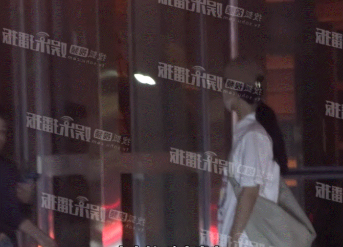 #杨紫与父母外出吃饭#狗仔真的是没物料没疯了！人家杨紫和父母吃个饭你们也跟拍！私