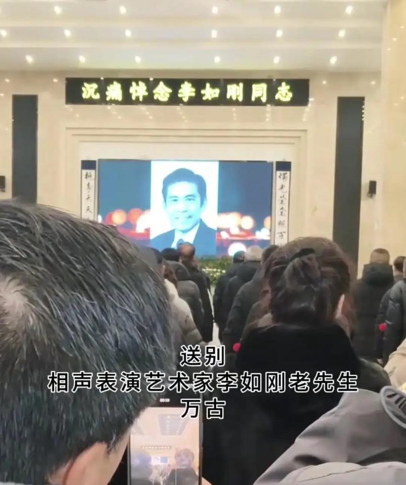 杨议没去送李如刚最后一程，这事儿办得真不地道。
人情冷暖，全看戏台上下。
李如刚