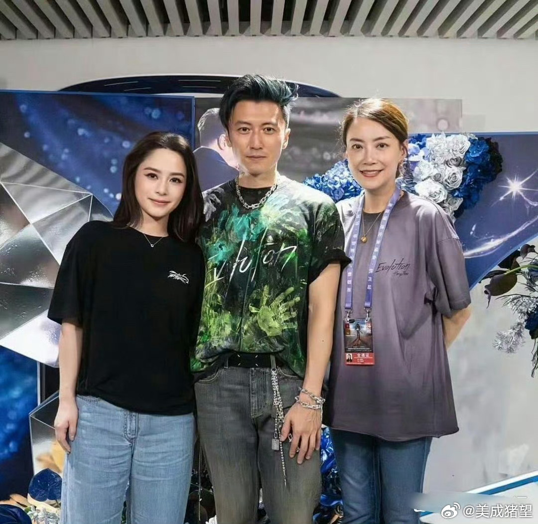 感觉谢霆锋有点紧张了。 