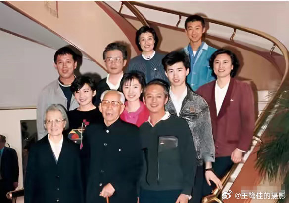 摄影人  窗外的景色。（图片来自网络分享）德国哲学家尼采曾说：“对待生命，你不妨