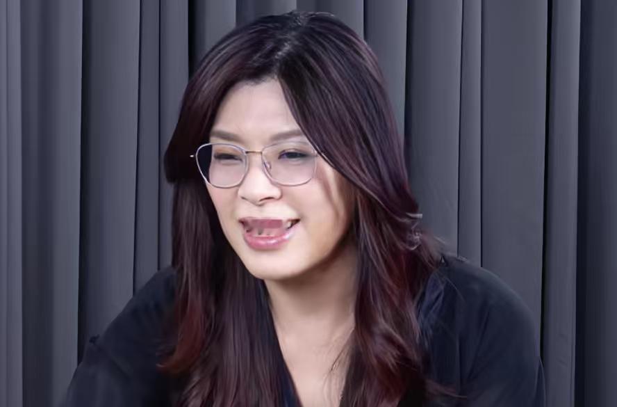 郑丽文刚刚当选那会，一度还不怎么想提“九二共识”。后来，她开始不情不愿的提了，但