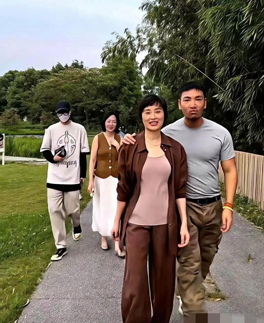 吴越没有正面回应恋情，只留下一句话：“幸福不需要向任何人证明。