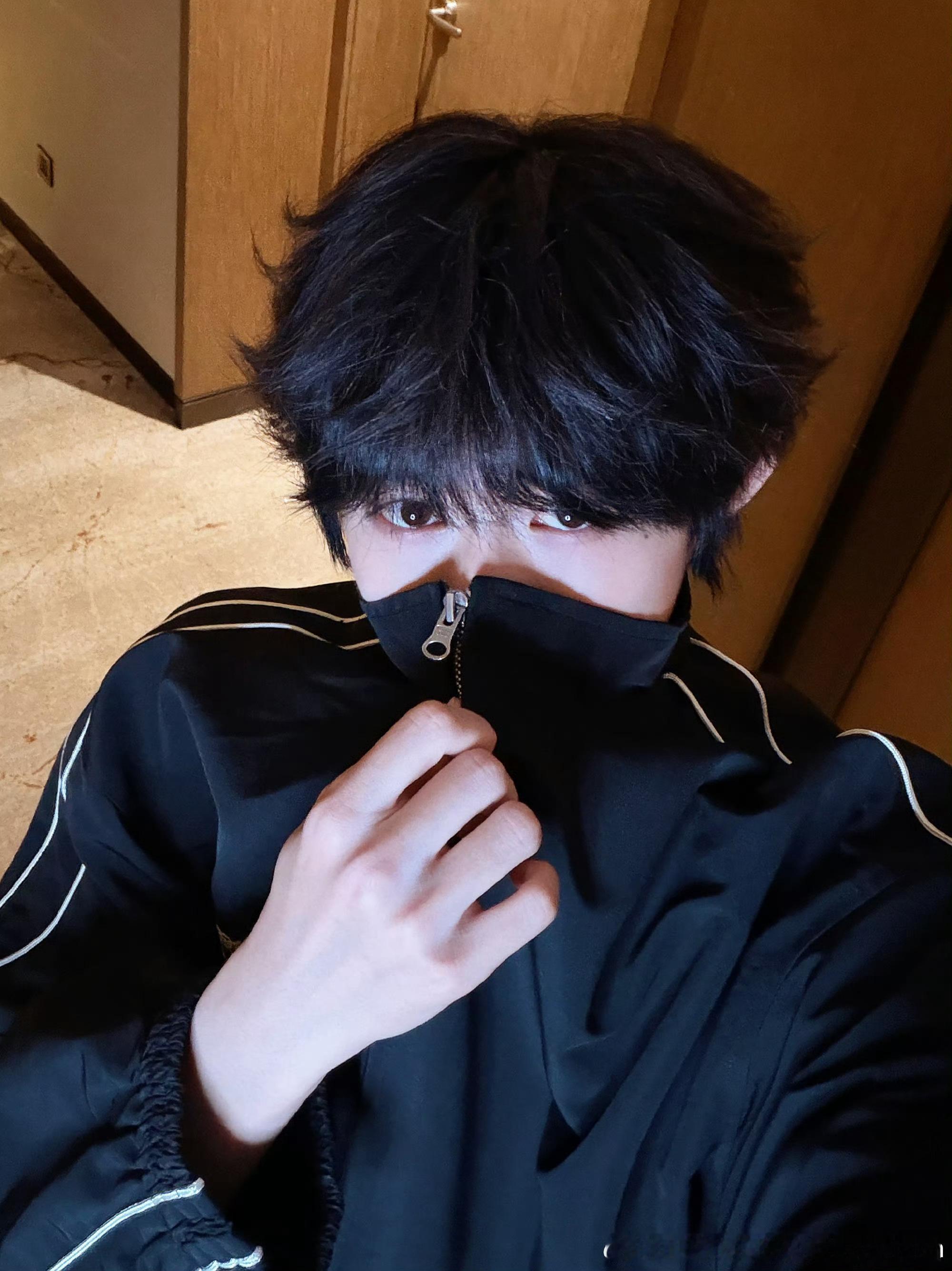 陈奕恒对镜自拍陈奕恒十三宫格营业照～All black卷毛小狗对镜自拍夯爆了谁懂