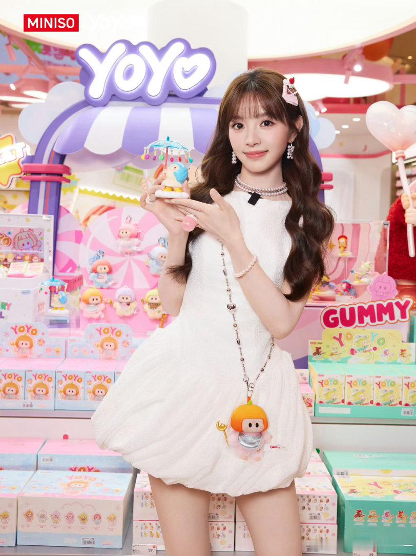 上班时的小田：认真营业的甜妹公主；下班后的小田：快乐出门的鬼马少女。工作时活力满