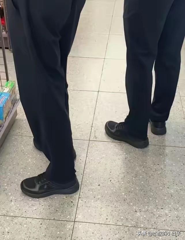 为什么现在都没人穿皮鞋了？

都是穿黑色旅游鞋。路上超市里的这几个人我，一看就是