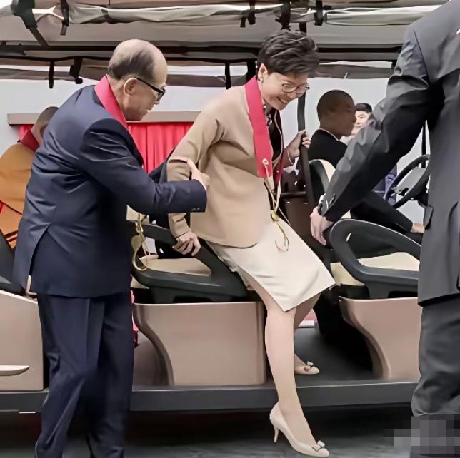 超人李嘉诚他自己都老态龙钟了还不忘记伸手去扶一个比他还年轻的女子下车，他的绅士风