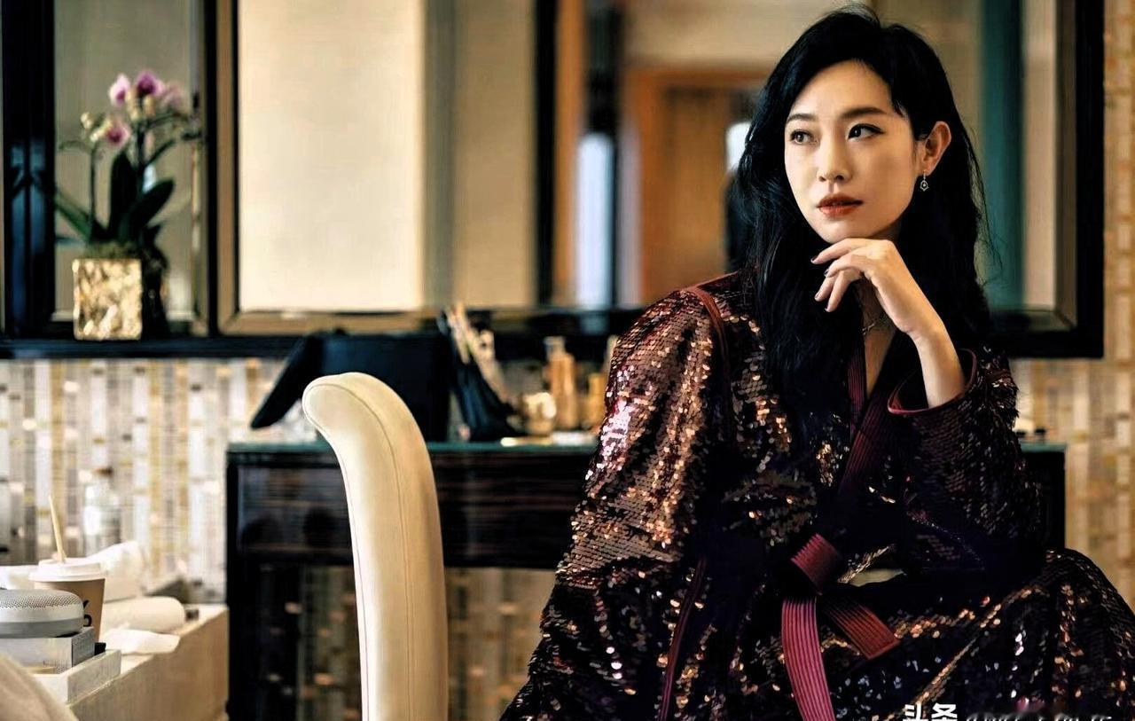 别再穿红配绿的俗气圣诞毛衣了。
王佳佳刚示范了什么叫“银河穿身上”的东方圣诞。