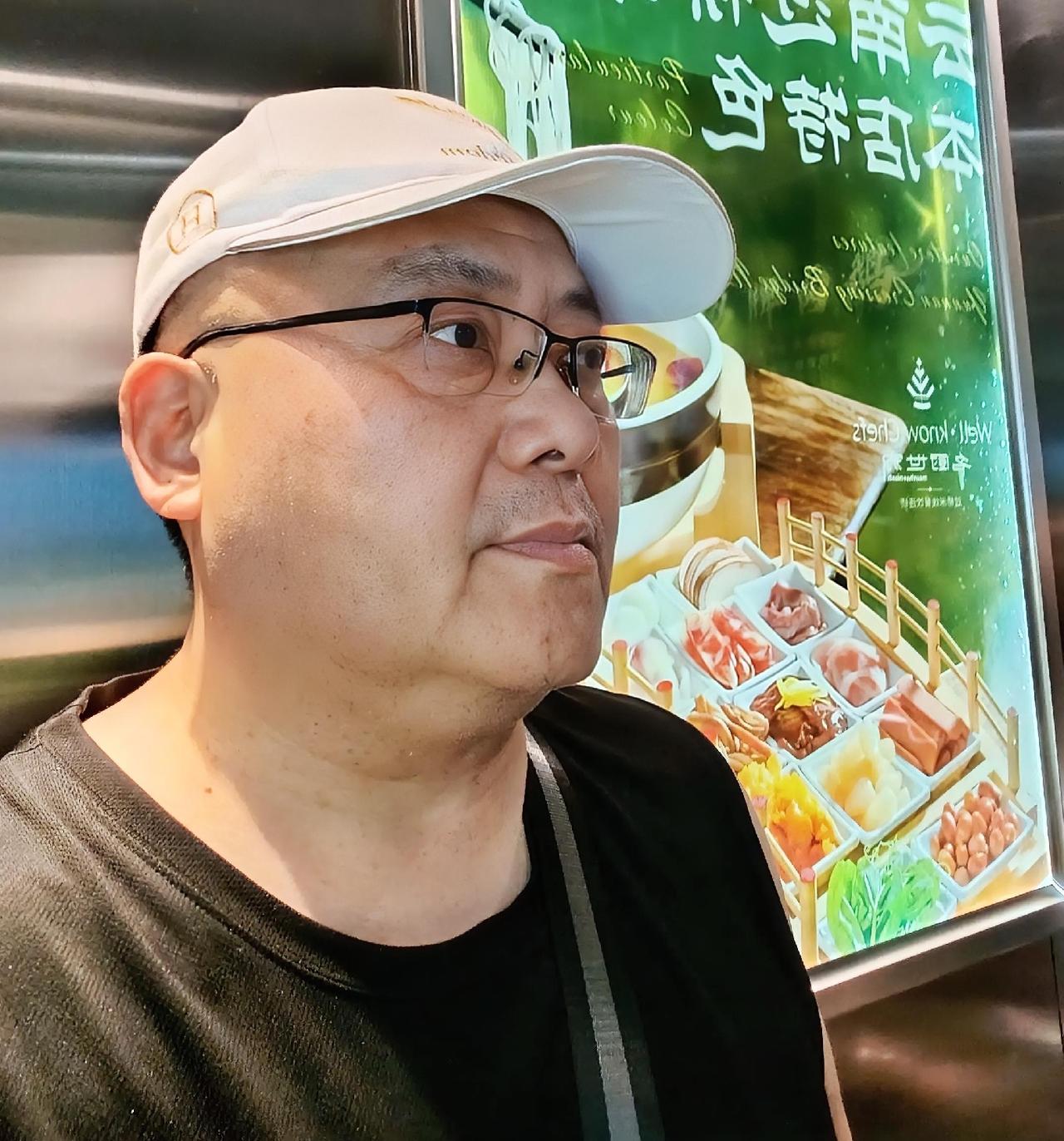 很多人都关心我单身的问题，这10多年为什么不找个女人在身边？

实话实说，这个话