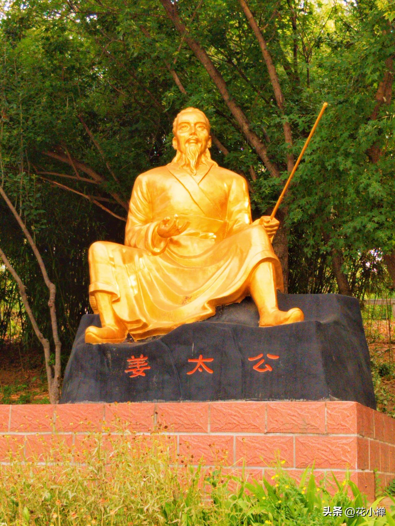 巧遇姜太公塑像，虔诚默念赐予智慧，随后恭敬拍照。
跑完步后，我独自走在小河静幽处