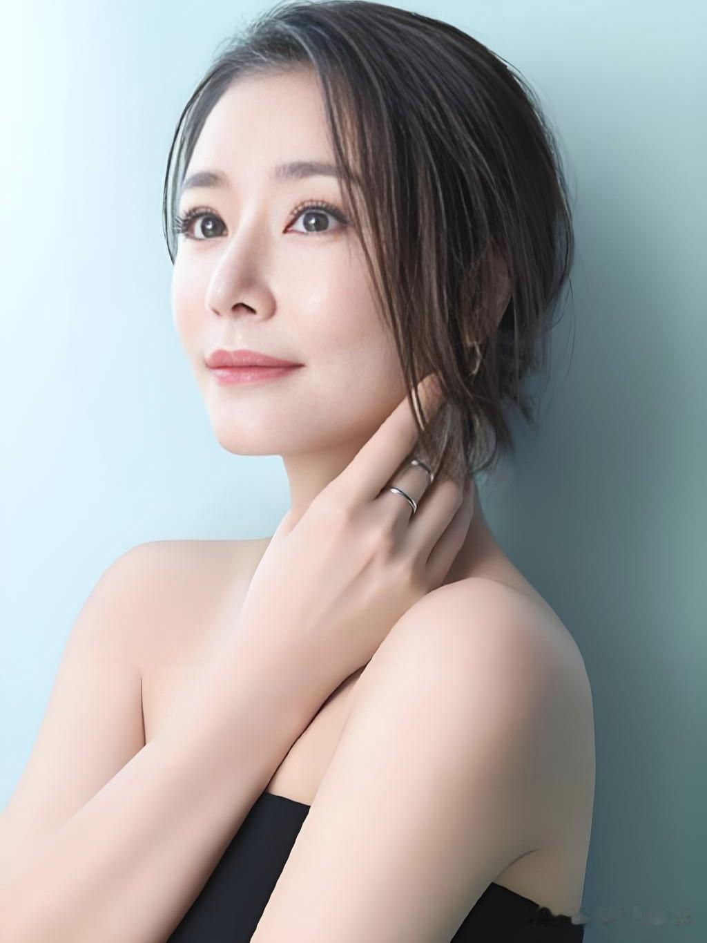林心如，从《还珠格格》的紫薇到制片人的华丽转身，岁月从不败美人，她以优雅与坚韧书
