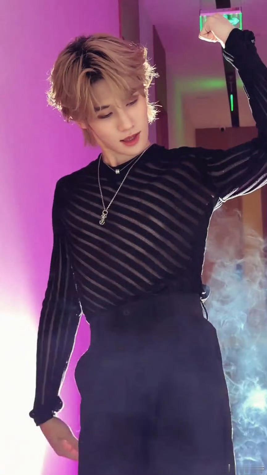 张真源黑色透视装张真源镂空透视装 张真源确实身材很曼妙啊！太会了 